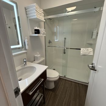 Hampton Inn Portland/Clackamas - Clean bathroom, plenty of towels - Hotels Near Me - Clackamas, Oregon Hampton Inn Portland/Clackamas - Clean bathroom, plenty of towels - Hotels Near Me - Clackamas, Oregon