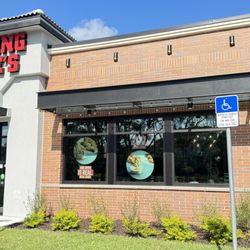 Raising Cane's Chicken Fingers - Simple clean and clean parking lot.