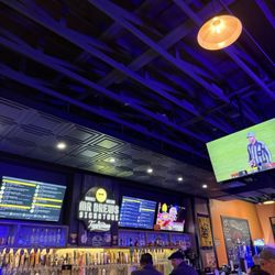 Mr Brews Taphouse Oshkosh - Inside vibe
