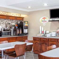 Super 8 by Wyndham Kingston - Breakfast Area