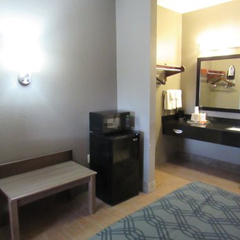 Econo Lodge - Fridge, microwave, and luggage bench - Hotels Near Me - Forrest City, Arkansas Econo Lodge - Fridge, microwave, and luggage bench - Hotels Near Me - Forrest City, Arkansas