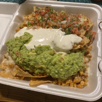 Taqueria La Soga - Grilled chicken nachos with melted mozzarella , pico de Gallo fresh guacamole and  sour cream . And for $6.30 come on !! It's perfect . - Mexican Near Me - Lansing, Illinois