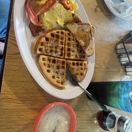 I ordered a waffle, eggs, bacon, grits, toast, and a sweet tea everything was cooked perfect.