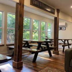 The Commercial Hotel - Communal living space and picnic tables