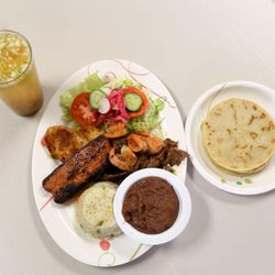 Pupuseria Salvadoreña Andrades - Bebida de fruta platillo mar y tierra