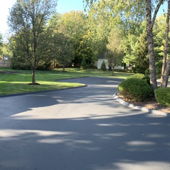 St Louis Sealers - Finished look of an asphalt driveway sealcoating application - Masonry/Concrete Near Me St Louis Sealers - Finished look of an asphalt driveway sealcoating application - Masonry/Concrete Near Me
