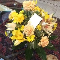 Fiori Flowers Florists - Flowers "puffed" up a bit to give them height!!! Pale and miserable colours - supposed to be happy for Mothers Day!!!!!