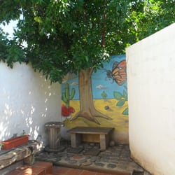 Estar Consultorios - En el patio hay un árbol con el tronco pintado