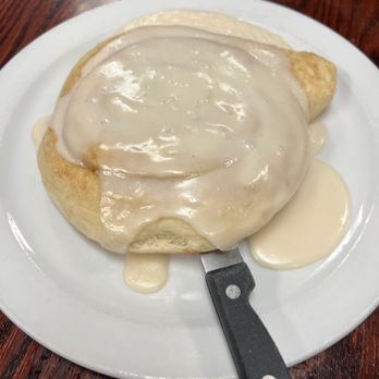Le Peep - Cinnamon roll - Breakfast & Brunch Near Me - Saint Joseph, Missouri