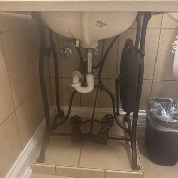 Naomi's Inn Bed and Breakfast - Treadle machine base for bathroom sink so cool!! - Bed & Breakfast Near Me - Springfield, Massachusetts Naomi's Inn Bed and Breakfast - Treadle machine base for bathroom sink so cool!! - Bed & Breakfast Near Me - Springfield, Massachusetts