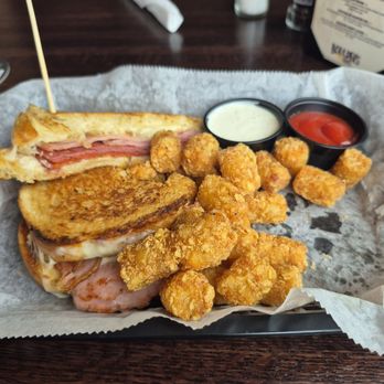 Boulder’s Bar & Grill - Salad Near Me - High Point, North Carolina