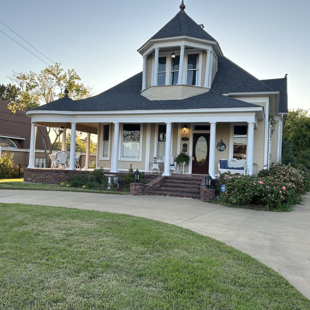 DAVIS STREET VICTORIAN VENUE Request Information 11 Photos 305 N