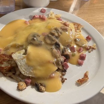 Koffee Kup Restaurant - The Skillet- hashbrowns, two eggs over easy, ham & mushroom, smothered in cheese sauce. - American Near Me - Stoughton, Wisconsin
