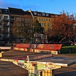 Annemirl-Bauer-Platz - unerwünschte Farbe findet man natürlich. kannste nix machen