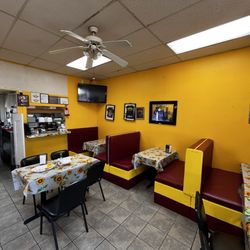 Taqueria & Estrellas - Inside