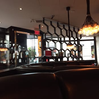 Earls Kitchen + Bar - Canadian (New) Near Me - Victoria, British Columbia