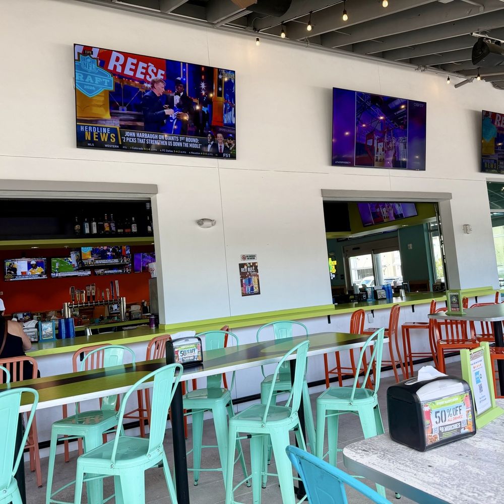 Island Wing - Patio bar - American Near Me - Jacksonville, Florida