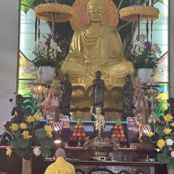 Thien Vien Chan Nguyen Buddhist Meditation Center - Buddhist monk chanting with sound bowl