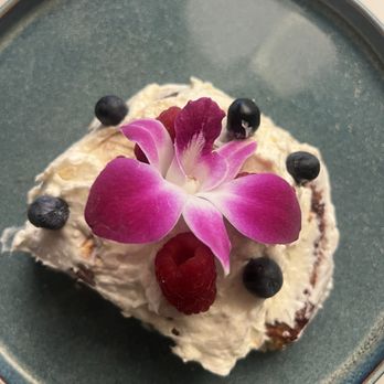 855 Aloha - Cinnamon roll - Japanese Near Me - Honolulu, Hawaii