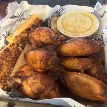 Moe's Original BBQ - Smoked Chicken Wings Plate with Mac N Cheese - Barbeque Near Me - Durham, North Carolina