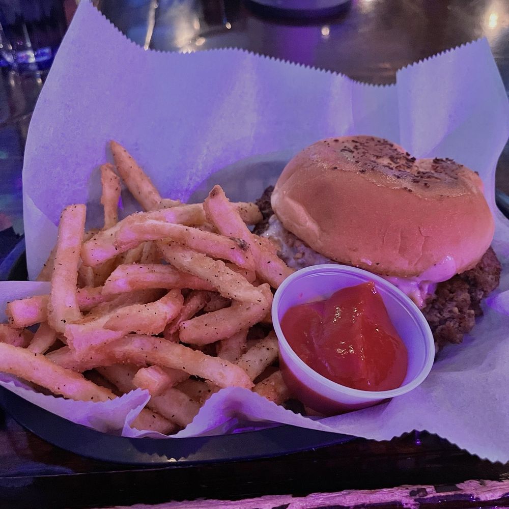 Smash Em’s Burger Bar - Garlic burger - Burgers Near Me - St. Louis, Missouri Smash Em’s Burger Bar - Garlic burger - Burgers Near Me - St. Louis, Missouri