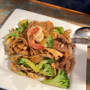 Thai Cafe - pad see-ew combo meat - Thai Near Me - Orlando, Florida