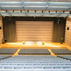 Théâtre de la Ville - Pina Bausch - Théâtre de le Ville, Paris. La scène et les fauteuils