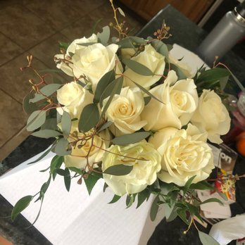 Elana's Florist - The artistry demonstrated in this bouquet is that of Walmart quality. - Florists Near Me - Middletown, Delaware