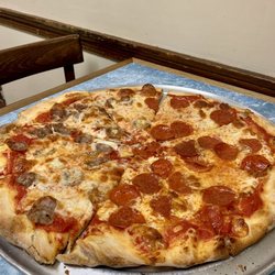 Domenick & Pia Pizzeria - Half sausage/half pepperoni