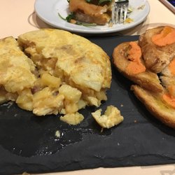 El Ciento y Pico - Tortilla Española , Fried chicken on bread with curry sauce !!