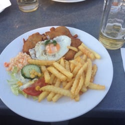 Gaststätte Zur Fischerstraße - Hamburger Schnitzel mit Pommes und Salatbeilage. 9,90 €