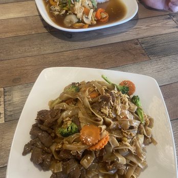 ROI ET - beef drunken noodles - Thai Near Me - Northwood, Ohio ROI ET - beef drunken noodles - Thai Near Me - Northwood, Ohio