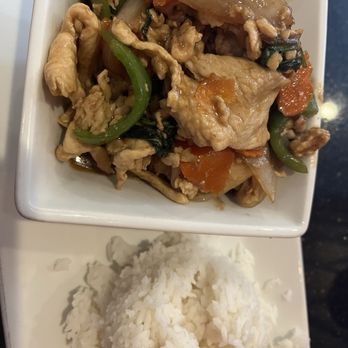 Molly's Thai Ban - L7. Spicy Basil Lunch w/ chicken - Thai Near Me - Phoenix, Arizona