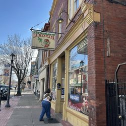 La Mexicana Restaurant & Grocery - Outside