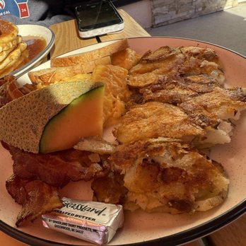 Metro Cafe - Bacon & eggs. Yummy - American Near Me - El Segundo, California