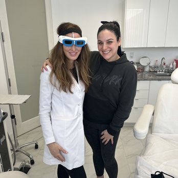 Beverly Hills Sculptress - The amazing Shea and I immediately following my treatment - Medical Spas Near Me - Beverly Hills, California Beverly Hills Sculptress - The amazing Shea and I immediately following my treatment - Medical Spas Near Me - Beverly Hills, California