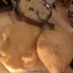 India Haus - Chapati und Reis - das fettige leicht süße Brot passt so so so gut zu dem würzigen indischen Essen