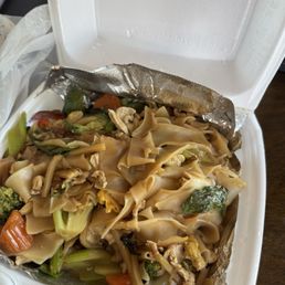 Drunken noodles with chicken