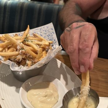 Earls Kitchen + Bar - Truffle fries - Cocktail Bars Near Me - Honolulu, Hawaii Earls Kitchen + Bar - Truffle fries - Cocktail Bars Near Me - Honolulu, Hawaii