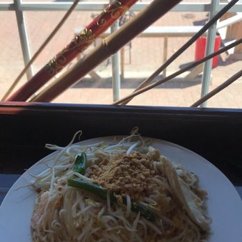 Vongs - Lunch Special Pad Thai with Shrimp & Chicken - Thai Near Me - Pittsfield, Massachusetts
