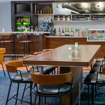 Courtyard by Marriott - Bistro Seating - Hotels Near Me - Danbury, Connecticut