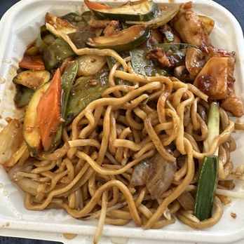 Lucky House Restaurant - Szechuan chicken w/ Chow Mein - Chinese Near Me - Brisbane, California