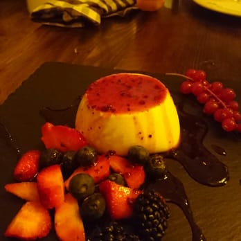 Trattoria Pan Degli Angeli - Panna cotta mit frischen Beeren - Italian Near Me - Berlin, BE Trattoria Pan Degli Angeli - Panna cotta mit frischen Beeren - Italian Near Me - Berlin, BE