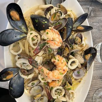 Pazzi Di Pizza - Linguine with mussels, clams, shrimp, and calamari - Italian Near Me - Park Ridge, Illinois