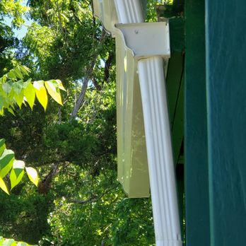 Moreland's Guttering - Close up of top section. Again, very crooked and unsightly. - Gutter Services Near Me - Winchester, Virginia Moreland's Guttering - Close up of top section. Again, very crooked and unsightly. - Gutter Services Near Me - Winchester, Virginia