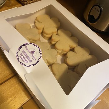 The Cupcake Shoppe - They gave the box looking like this. - Bakeries Near Me - Hayward, California