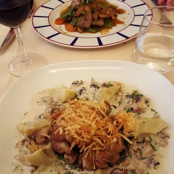 Au Bascou - Veal sweetbreads with artichokes hearts, mushrooms and topped with crispy shards of potatoes. - Basque Near Me - Paris, 75 Au Bascou - Veal sweetbreads with artichokes hearts, mushrooms and topped with crispy shards of potatoes. - Basque Near Me - Paris, 75