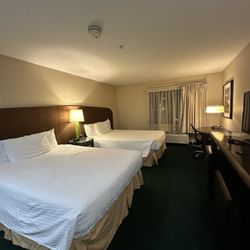 Rogue Regency Inn & Suites