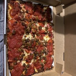 Cloverleaf Pizza - Pizza