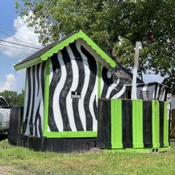 Safari's Daiquiri Factory - The back as you drive up. }:{